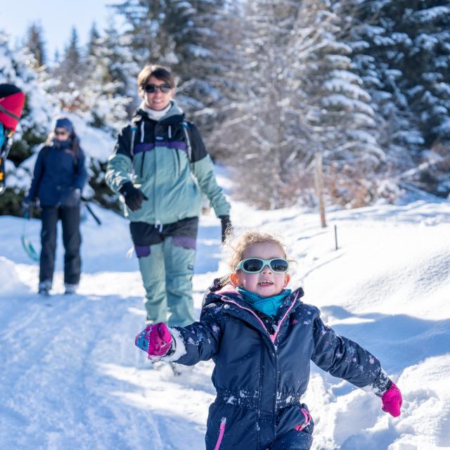Una passeggiata in famiglia sulla neve
