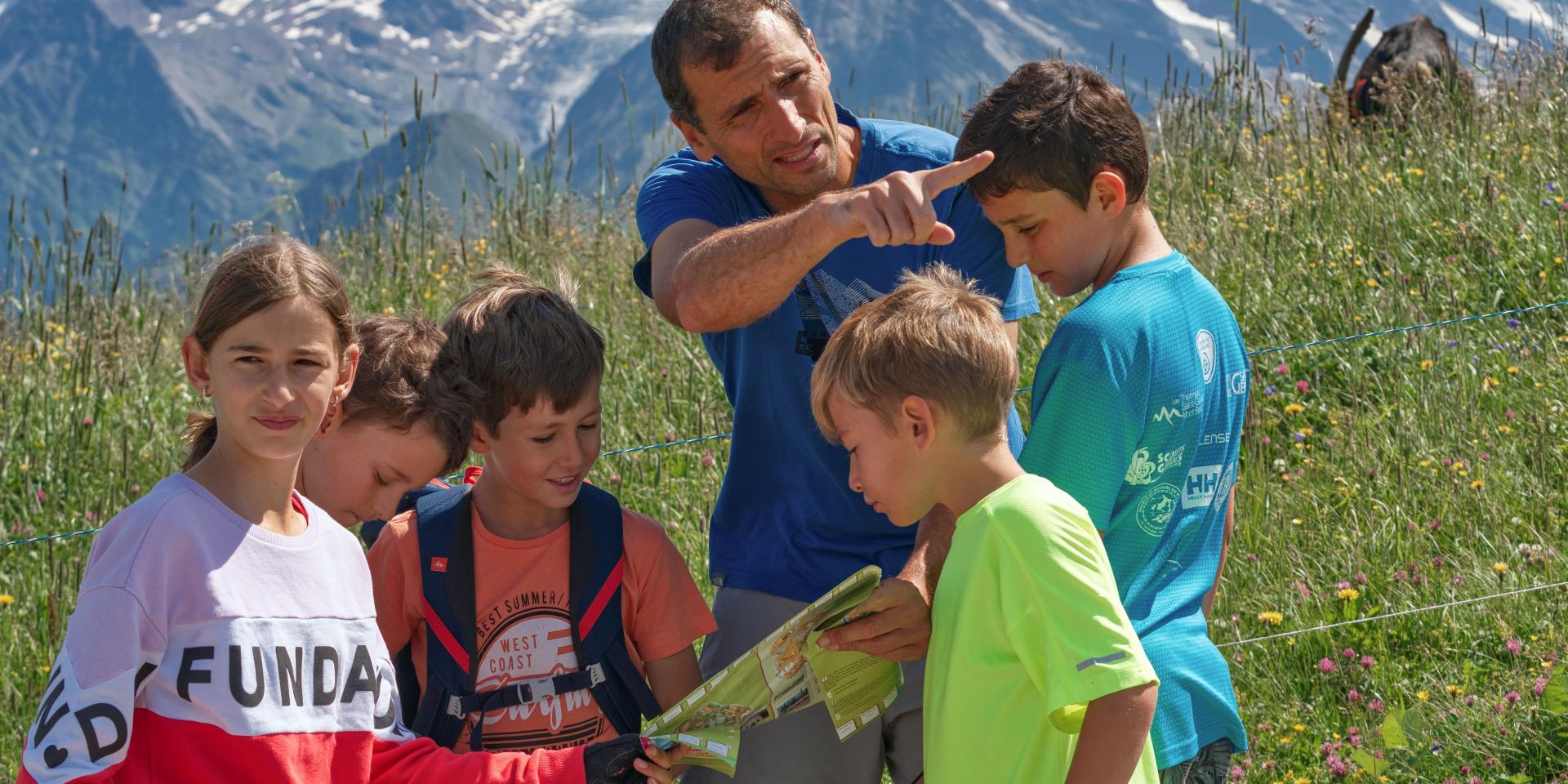 Lettura di una mappa escursionistica sulle montagne di Saint-Gervais Mont-Blanc