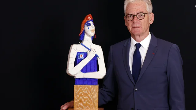 Jean-Marc peillex pose avec une Marianne