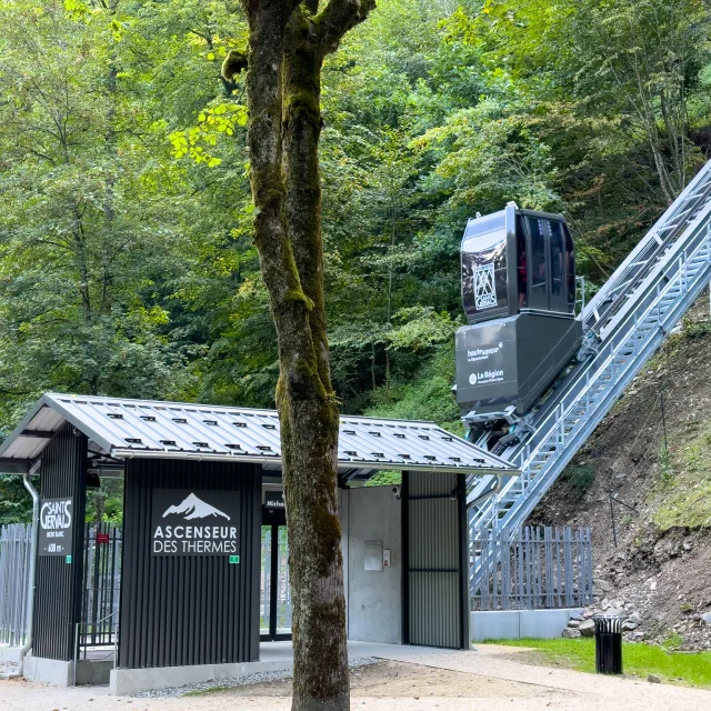 Arrivée au parc thermal avec l'ascenseur