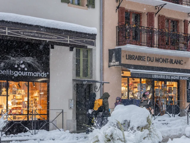 Les commerces de Saint-Gervais sous la neige